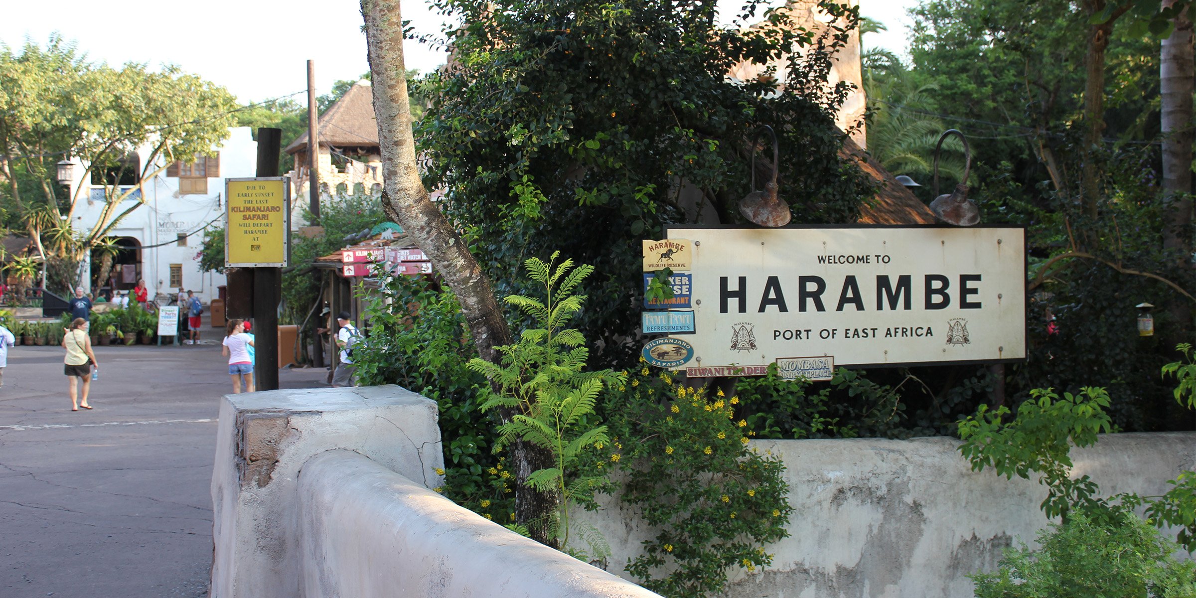 하람베 마을 (Harambe Village) 입구 또는 시장